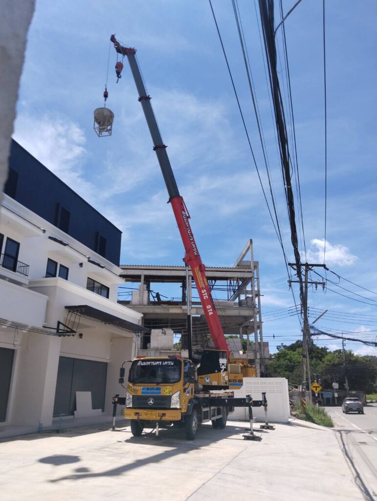 รถเครนแปดริ้ว